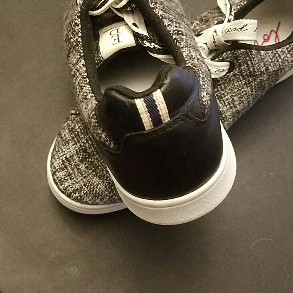 Sneakers - Picture 3 of 4